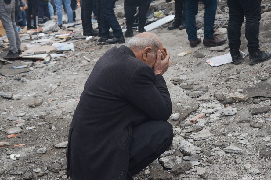 Idoso chora durante resgate de vítimas em Diyarbakir, na fronteira da Turquia com a Síria, após terremoto de 7,8 atingir a região