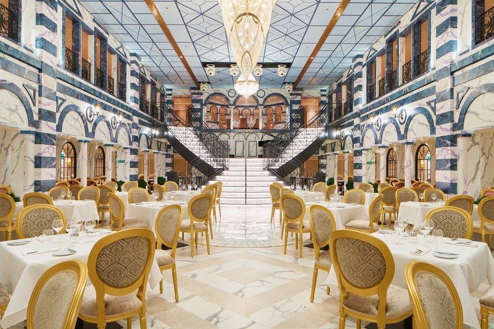 No navio Costa Firenze, Florença é a inspiração para a decoração de vários ambientes, como este restaurante — Foto: Divulgação / Costa Cruzeiros