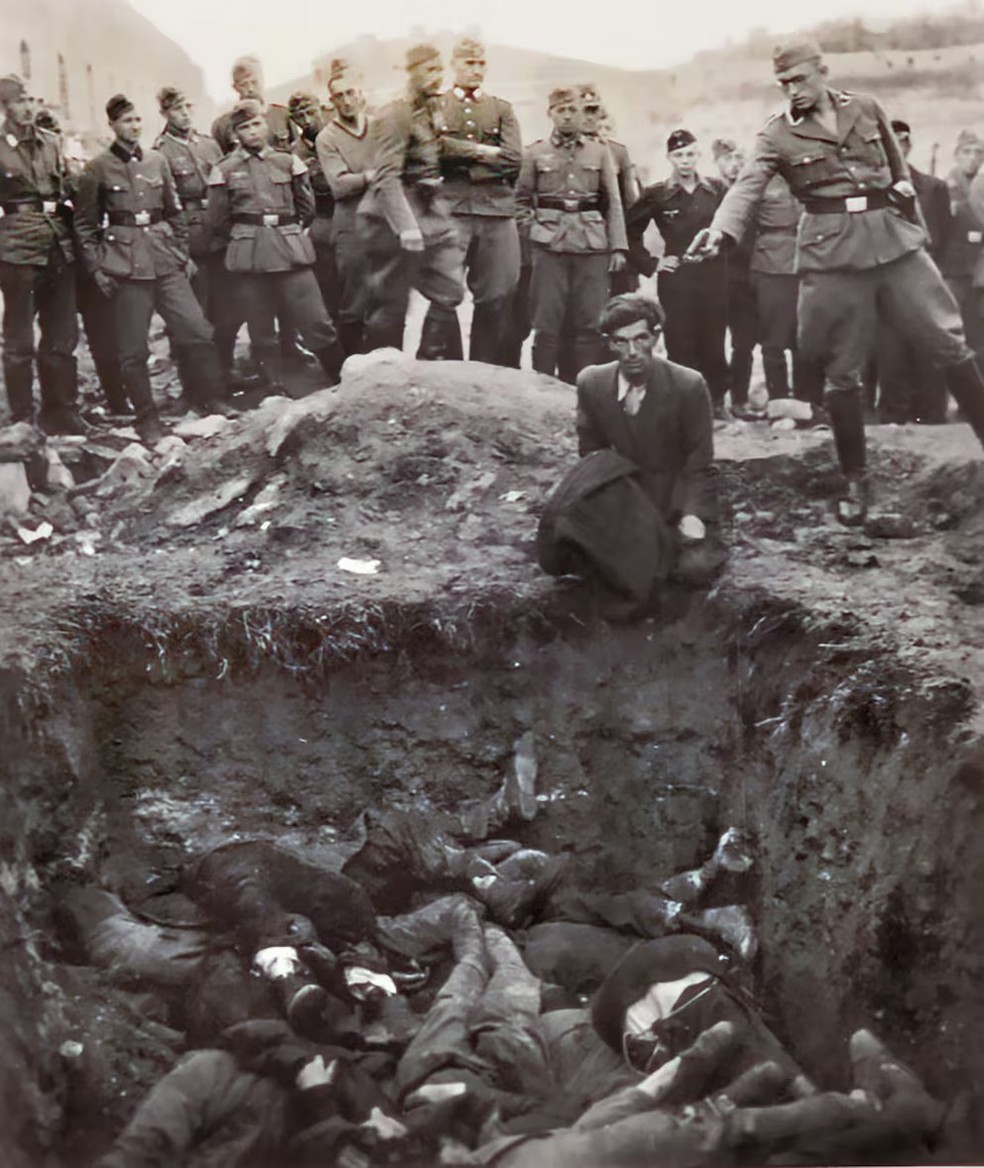'O Último Judeu em Vinnytsia', uma das fotografias mais famosas do Holocausto — Foto: Reprodução