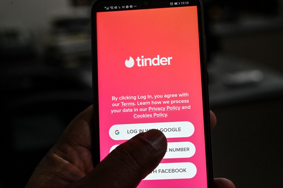 Paquera mais segura: Tinder expande verificação de perfis para combater golpes com inteligência artificial