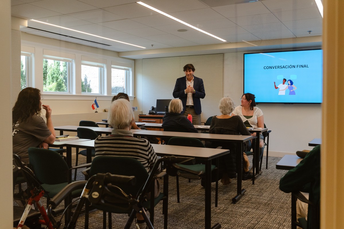 Tarde demais para a vida de universitário? Não para aposentados que dividem um campus com jovens nos EUA