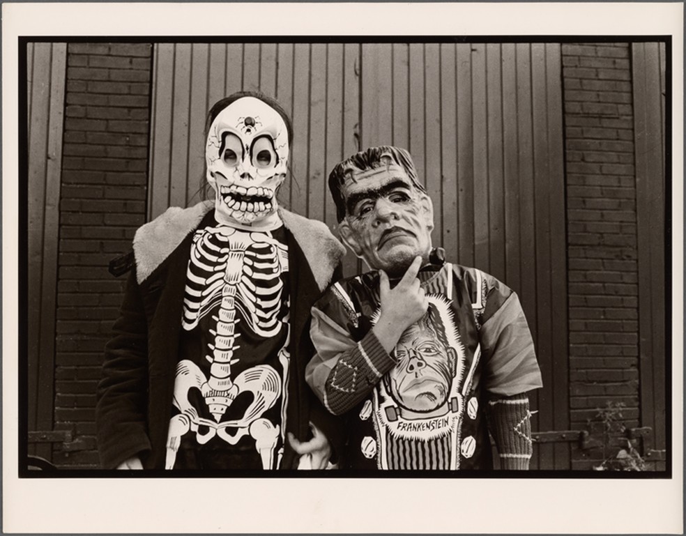 Crianças fantasiadas de esqueleto e de Frankenstein no Halloween nova-iorquino de 1970 — Foto: Larry Racioppo/New York Public Library