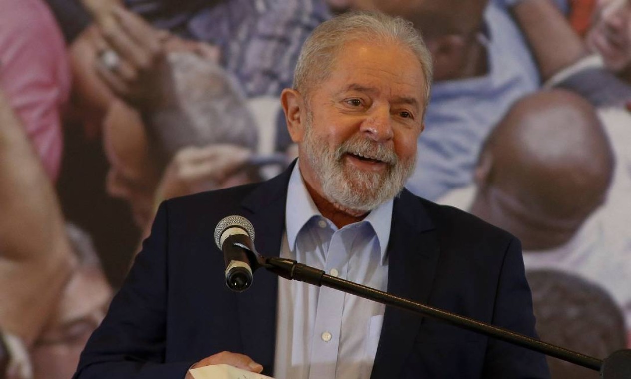 DISCURSO - Em discurso no Sindicato dos Metalúrgicos do ABC, em São Bernardo do Campo, Lula criticou duramente a gestão de Bolsonaro durante a pandemia e chamou o presidente de negacionista — Foto: MIGUEL SCHINCARIOL / AFP