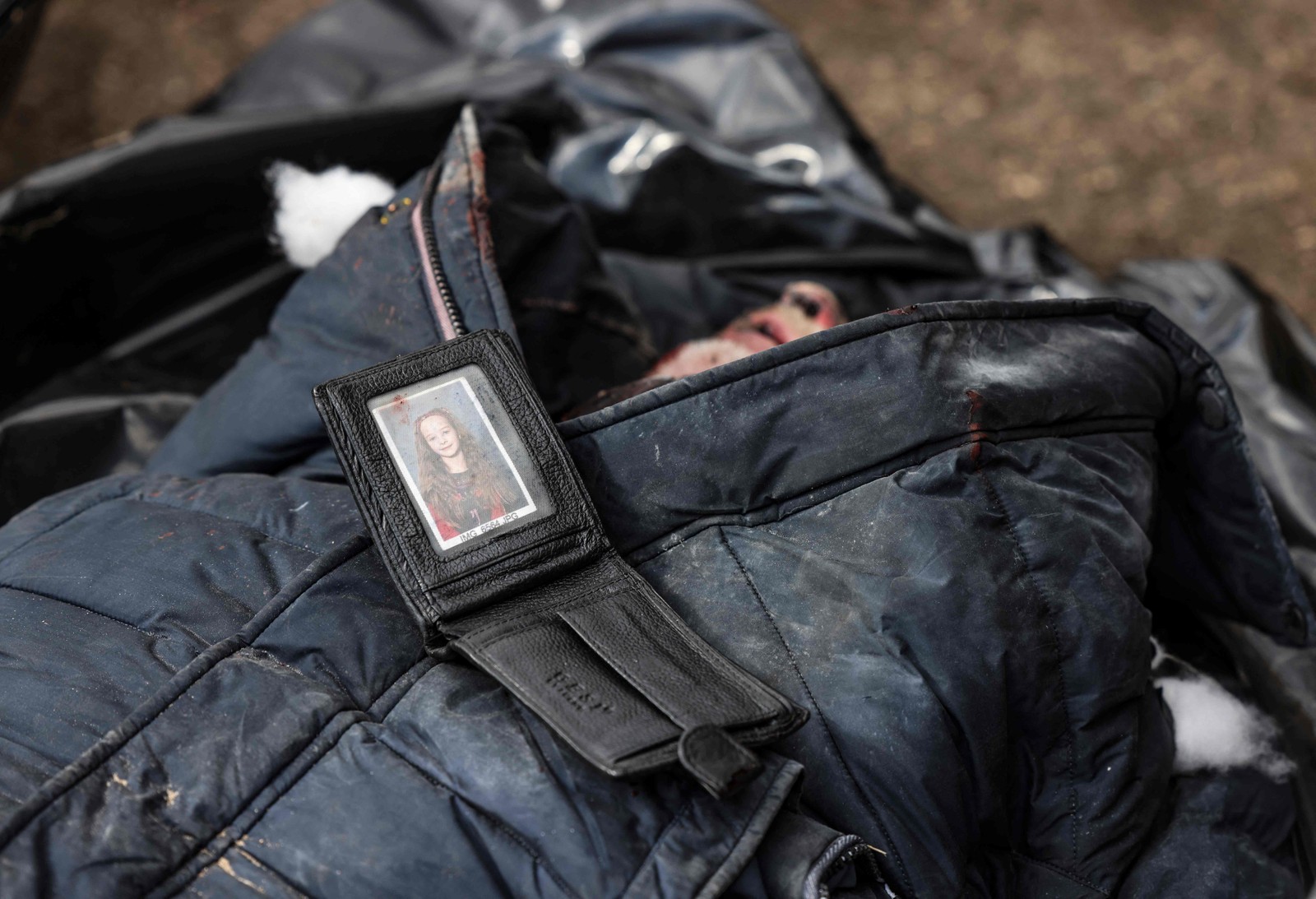 Corpo encontrado no porão de uma escola, em Bucha, a noroeste da capital ucraniana Kyiv — Foto: RONALDO SCHEMIDT / AFP