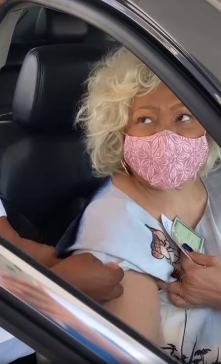 A cantora Alcione, de 73 anos, recebeu a vacina contra Covid-19, no drive-thru do Parque Olímpico, na Barra da Tijuca, Zona Oeste do Rio — Foto: Divulgação