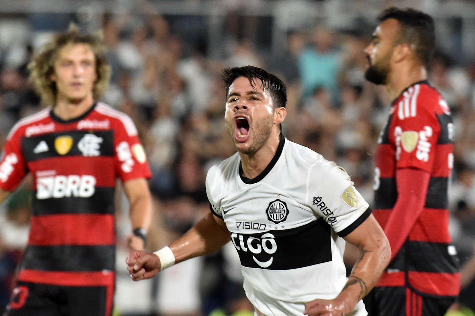 Em agosto, o Flamengo levou três gols de cabeça no jogo de volta e foi eliminado pelo Olimpia na Libertadores de 2023 — Foto: AFP