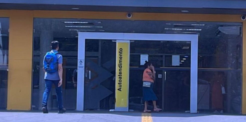 Breno Chaves Pinto caminha para entrar em outra agência bancária — Foto: Reprodução
