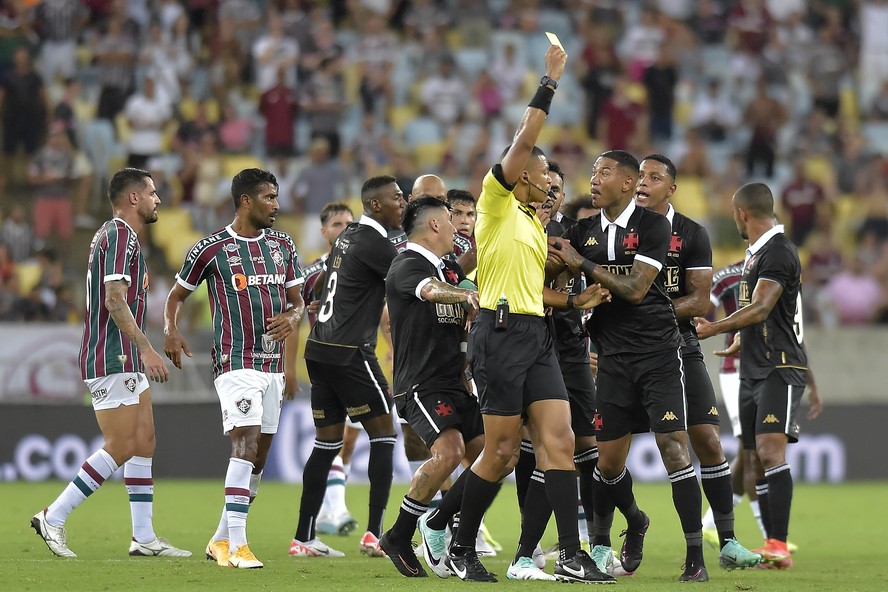 Jogadores do Vasco reclamam do árbitro Bruno Mota Correia