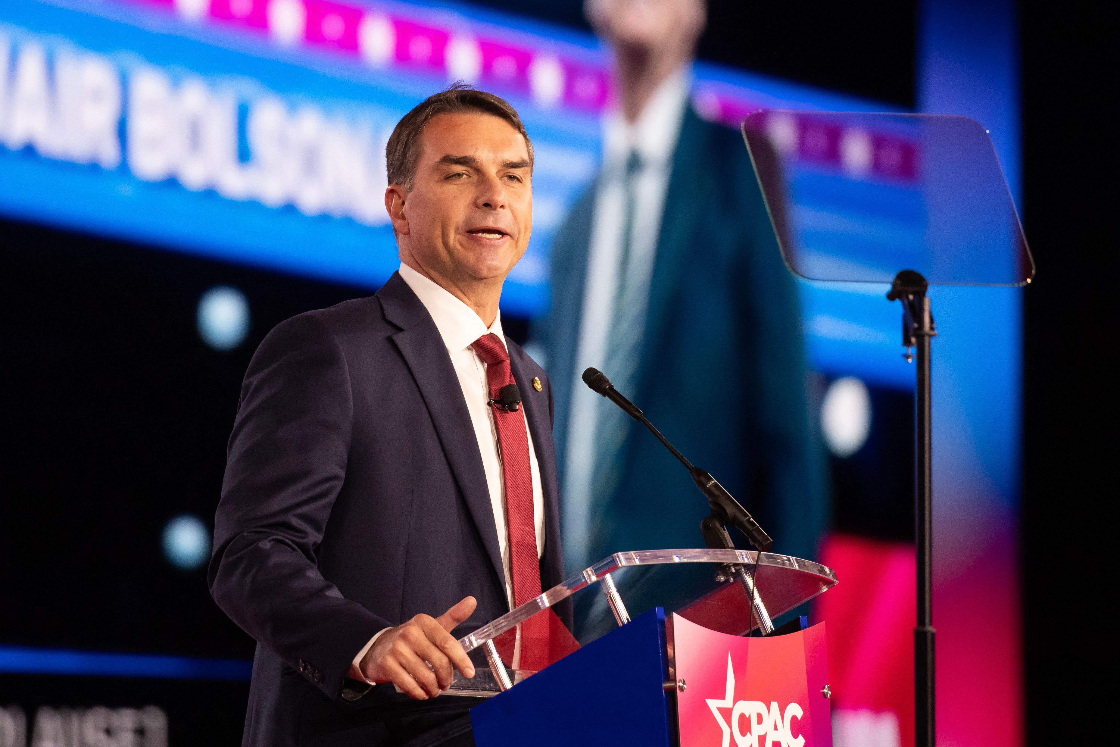 Flávio se diz 'Bolsonaro 2.0', pede interferência de Trump e imita golpismo do pai