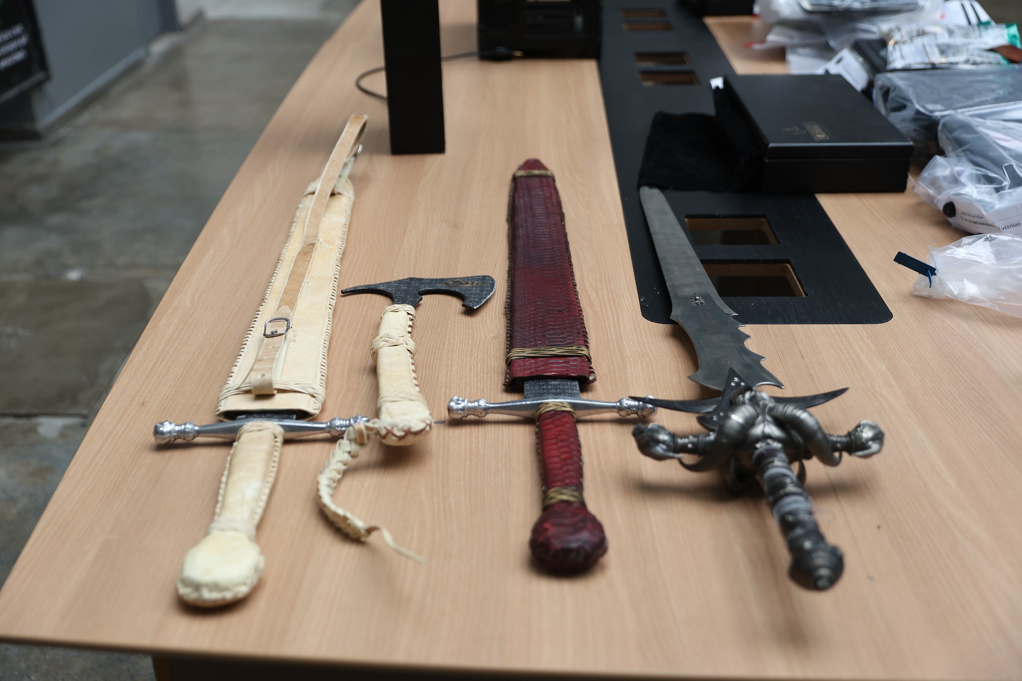Polícia Civil do Amazonas apreende espadas ornamentadas de estilo medieval em operação contra agiotagem