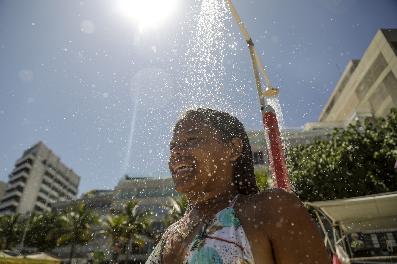 Mulher se refresca na praia de Ipanema, zona Sul do Rio de Janeiro — Foto: Gabriel de Paiva/Agência O Globo