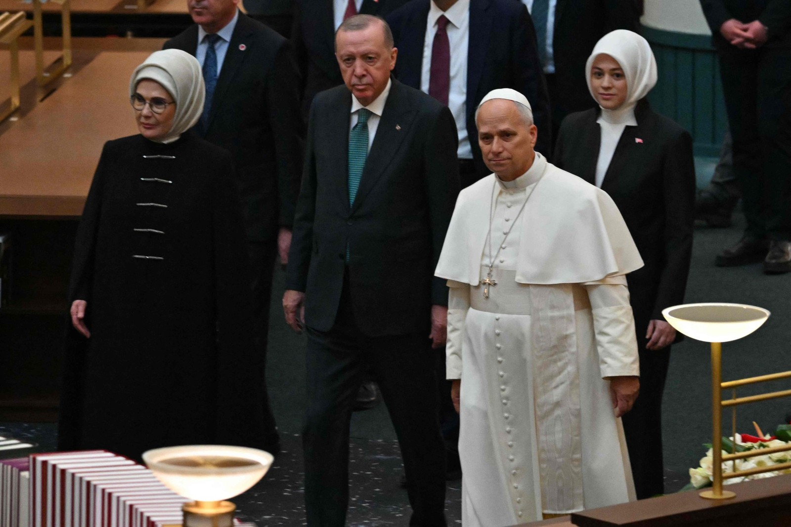 O Papa Leão XIV chegou à Turquia, dando início à sua primeira viagem internacional desde que assumiu o comando da Igreja Católica. — Foto: ANDREAS SOLARO