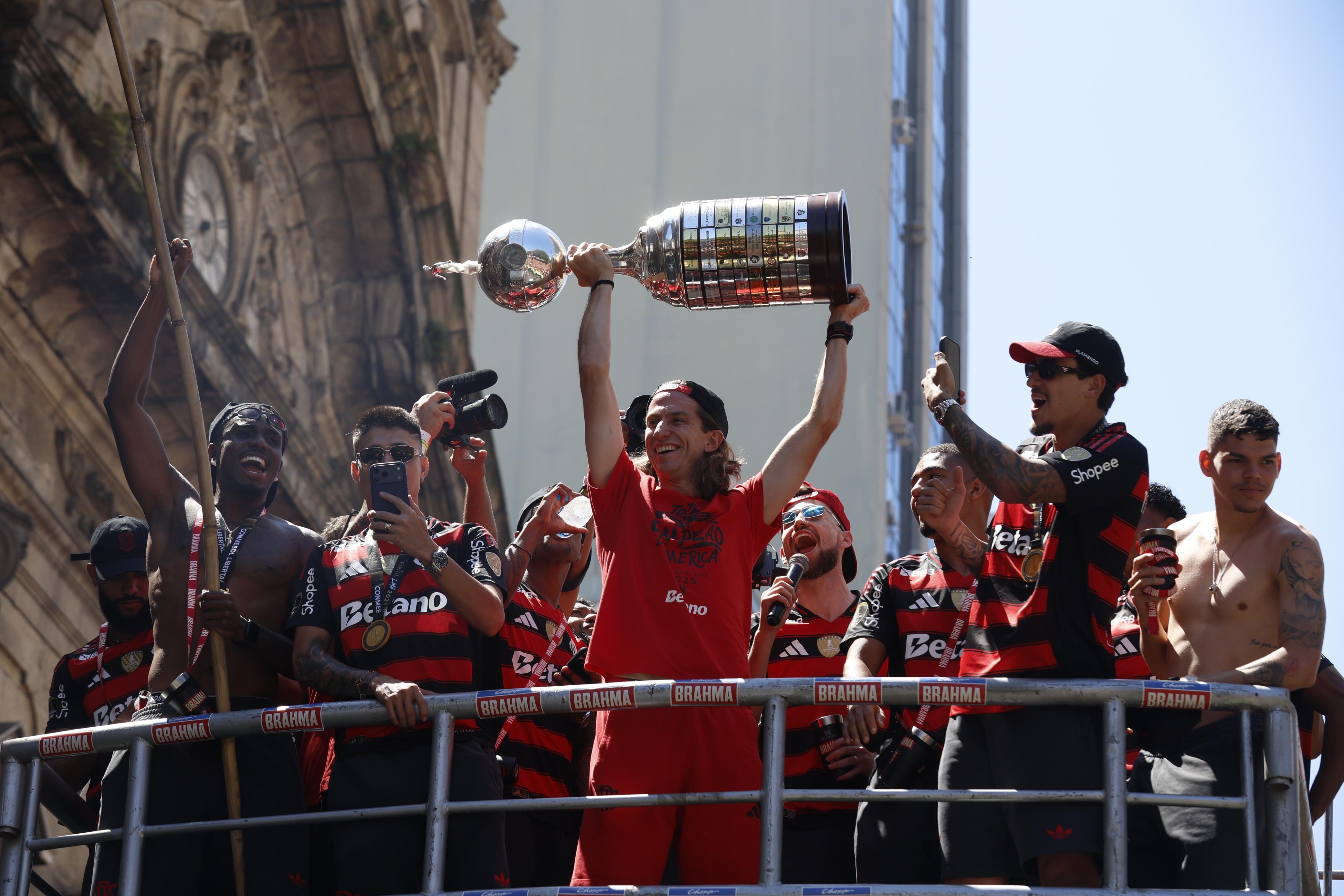 Flamengo já tem data para retomar negociação por permanência de Filipe Luís