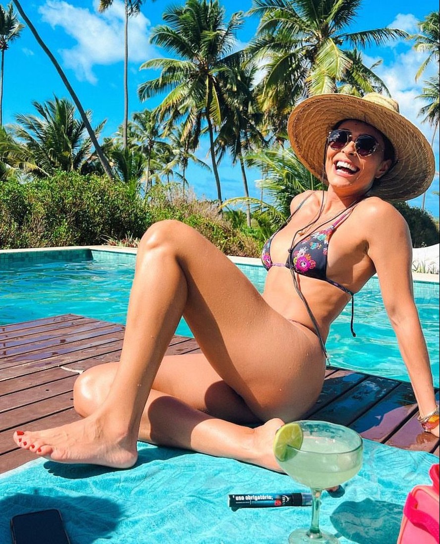 Juliana Paes posa sorridente em beira de piscina na Bahia: 'Dias felizes  por aqui