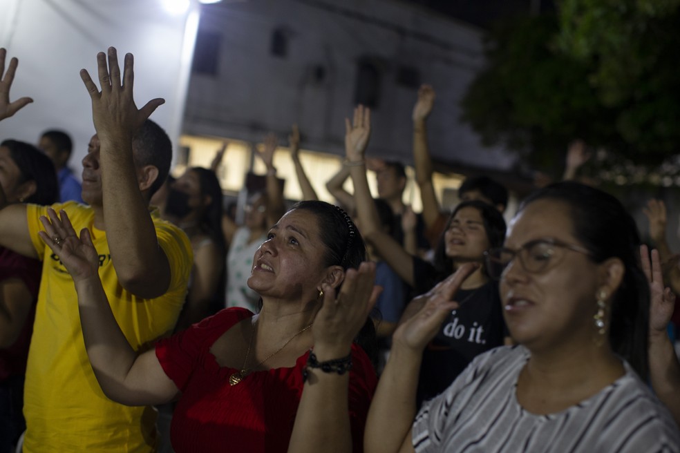 Grupo de fiéis evangélicos faz oração em espaço público — Foto: Márcia Foletto