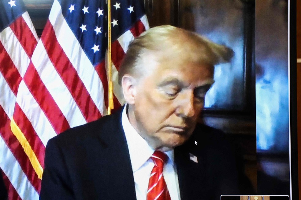 Donald Trump acompanhou leitura da sentença em sua mansão em Mar-a-Lago, na Flórida — Foto: Brendan McDermid/AFP