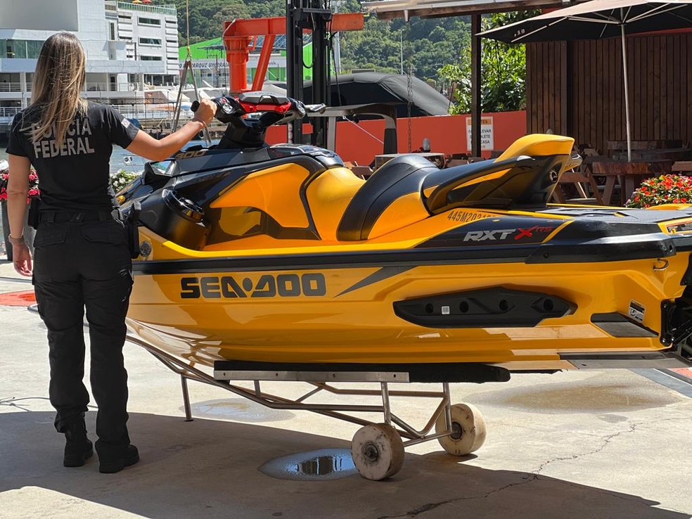 Carros de luxo, jet-ski e R$ 8 milhões: Polícia faz operação