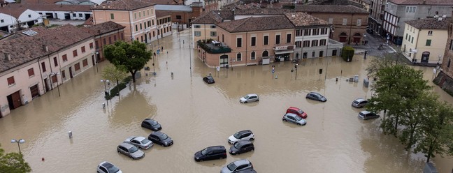 Ruas inundadas na cidade de Lugo, perto de Ravenna, em 18 de maio de 2023, depois que fortes chuvas causaram inundações em toda a região de Emília-Romanha, no norte da Itália — Foto: Federico SCOPPA/AFP