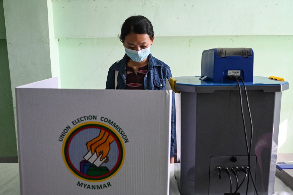 An employee of the Union Electoral Commission supervises the polling places; responsible for supervising the vote is a body of the Myanmar armed forces, not an independent entity — Photo: Nhac Nguyen/AFP