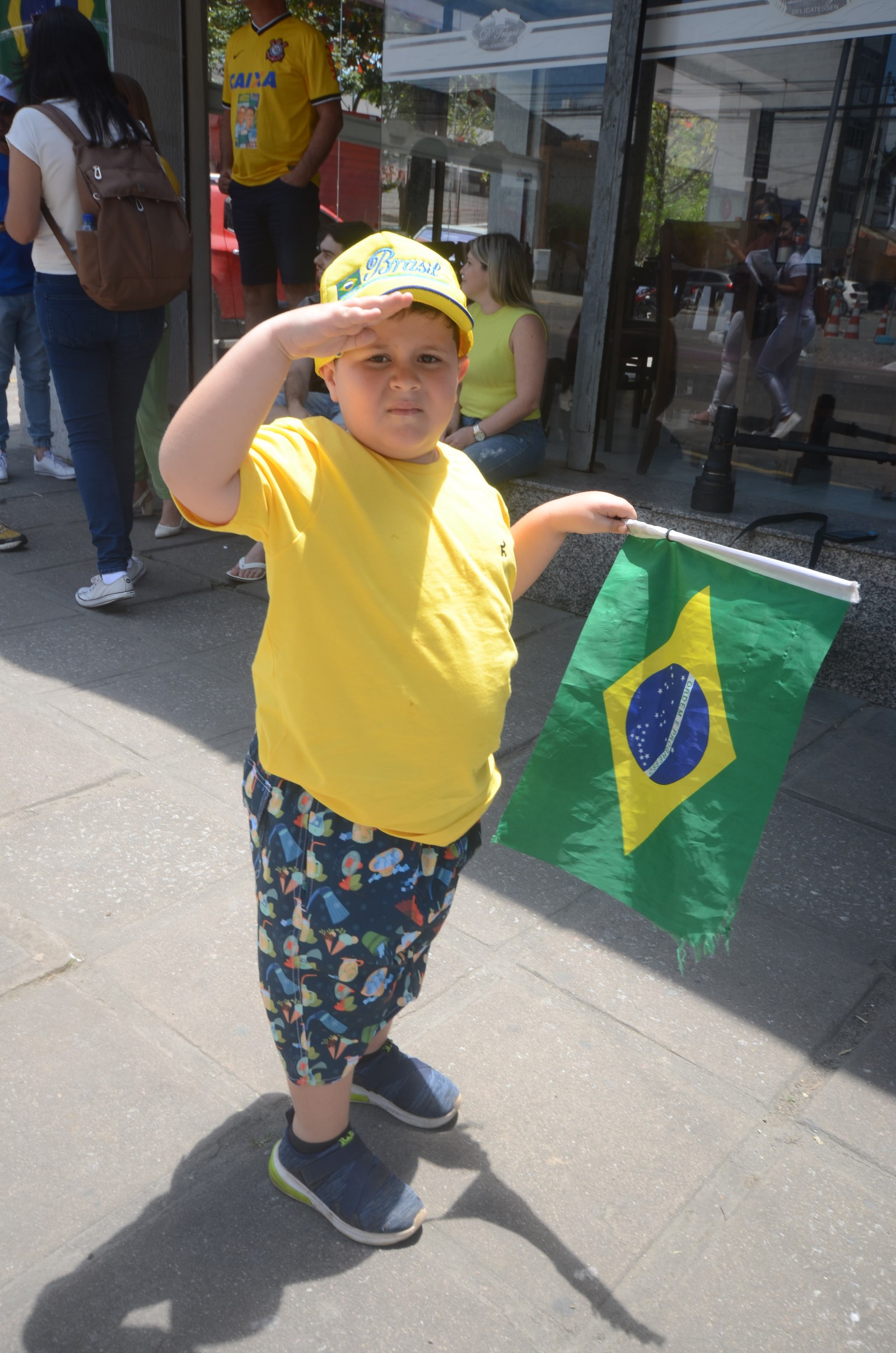 Criança segura bandeira do Brasil em dia de agenda de Bolsonaro em Garanhuns (PE)