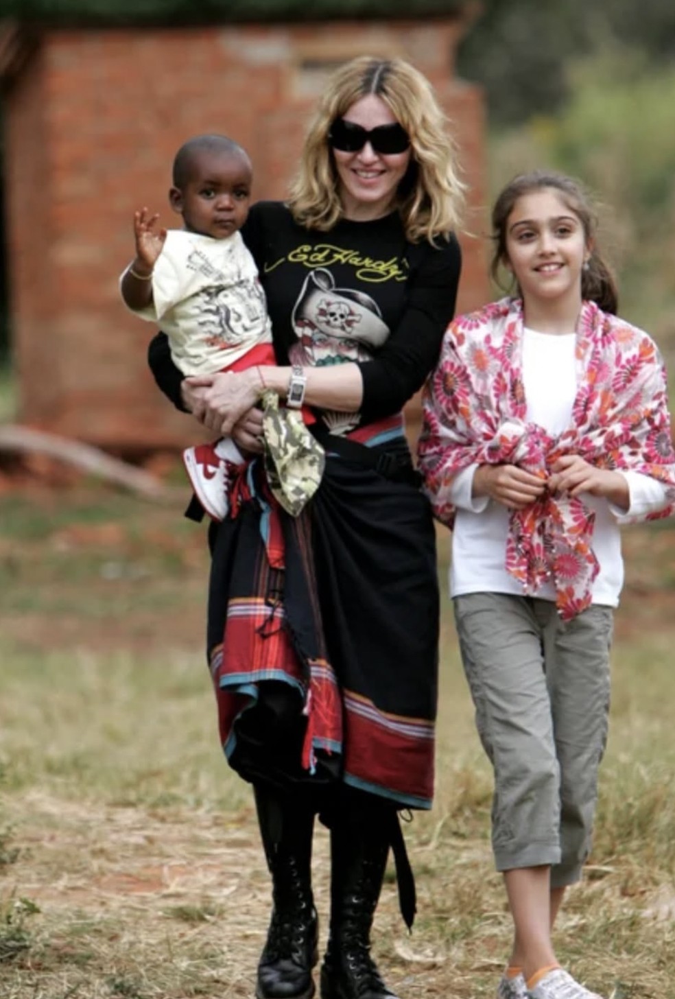 Madonna com David Banda e Lourdes Leon no Malawi — Foto: Reprodução/Instagram
