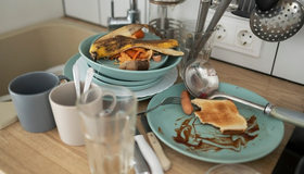 Deixou a louça de Natal para o dia seguinte? Especialista explica porque você não deve fazer isso