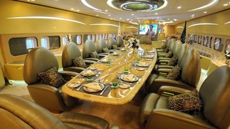 O interior do Boeing 747-430, do Sultão de Brunei; aeronave custa R$ 1 bilhão e foi apelidada de 'Palácio Voador' — Foto: Reprodução
