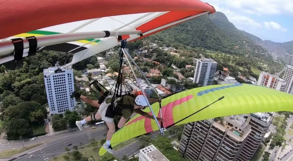 The clash between hang gliding and paragliding — Photo: Reproduction