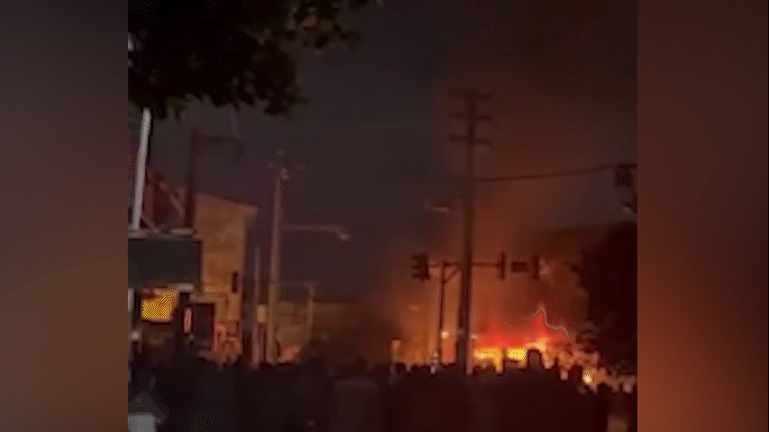 Apesar do apagão de internet, vídeos mostram manifestações no Irã, com centenas de pessoas e incêndios — Foto: Reprodução / Redes sociais