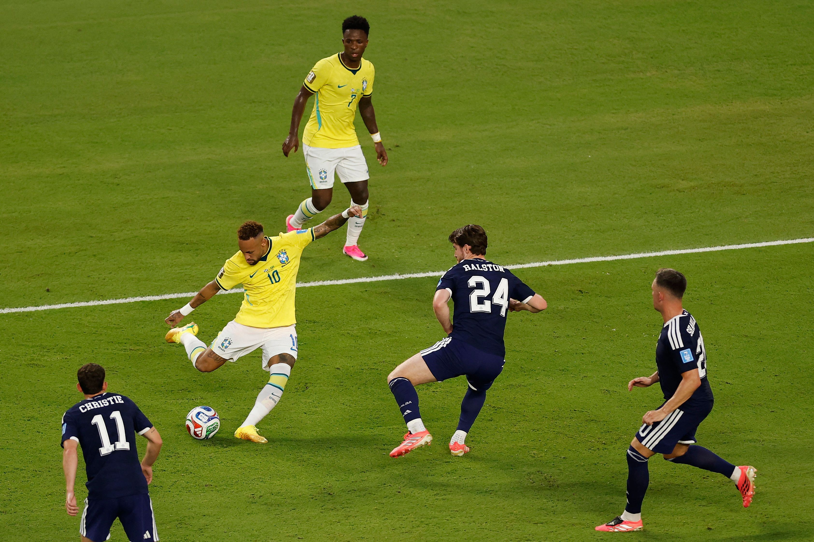 Danilo brilha e Neymar volta ao jogo na vitória do Brasil sobre a Escócia