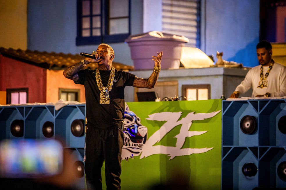 MC Poze do Rodo costuma se apresentar com cordões e anéis de ouro; joias foram apreendidas pela polícia — Foto: Guito Moreto / Agência O Globo / 14-09-2024