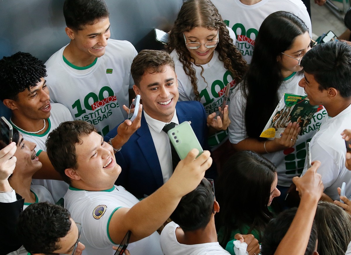 Nikolas vai a evento de institutos federais no Planalto e é tietado por alunos; veja vídeo
