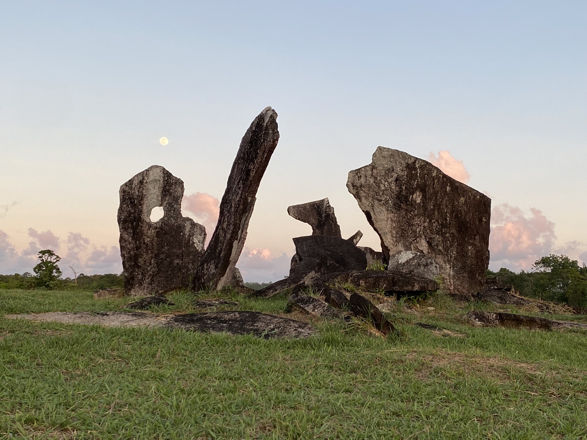 Projeto Parque do Solstício, para melhorar visitação e pesquisas no 'Stonehenge da Amazônia', avança no Amapá