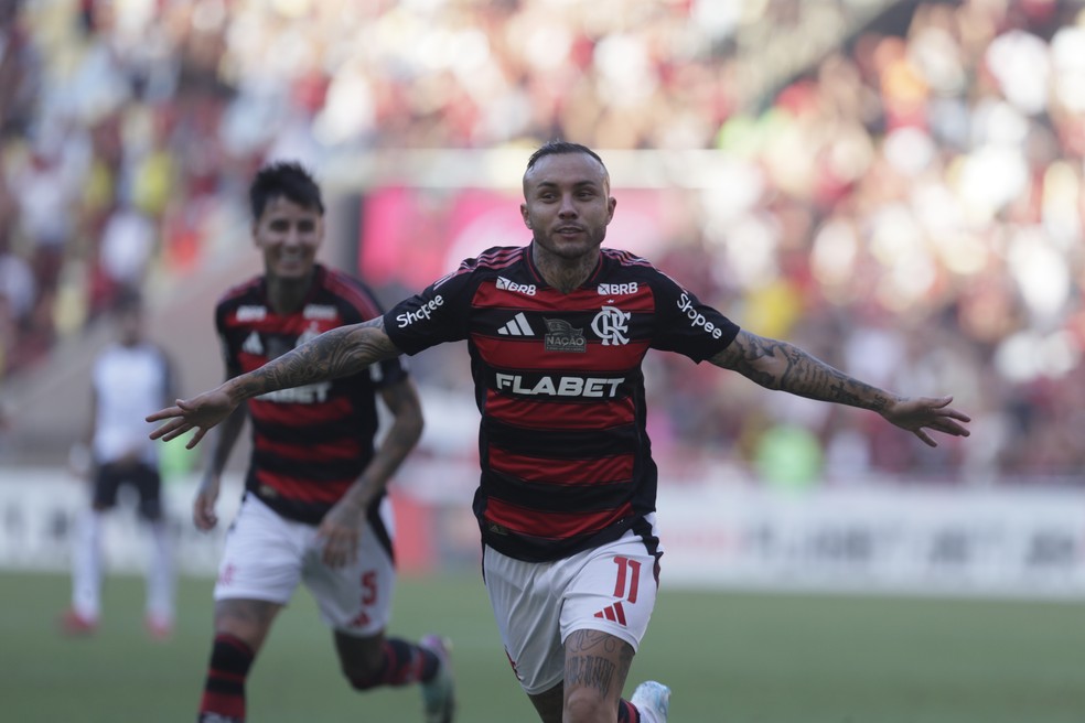 Cebolinha abre placar na goleada do Flamengo sobre o Corinthians — Foto: Marcelo Teobald / Agência O Globo