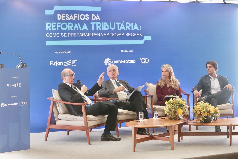 Da esquerda para a direita: Fábio Giambiagi, economista e pesquisador associado da FGV; Luiz Césio Caetano, presidente da Firjan; Leila Sterenberg, jornalista; e Pedro Paulo (PSD-RJ), Deputado Federal pelo Rio de Janeiro — Foto: Marco Sobral/GLab