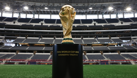 Taça da Copa atravessa gerações, escapa das mãos brasileiras e espera novo campeão