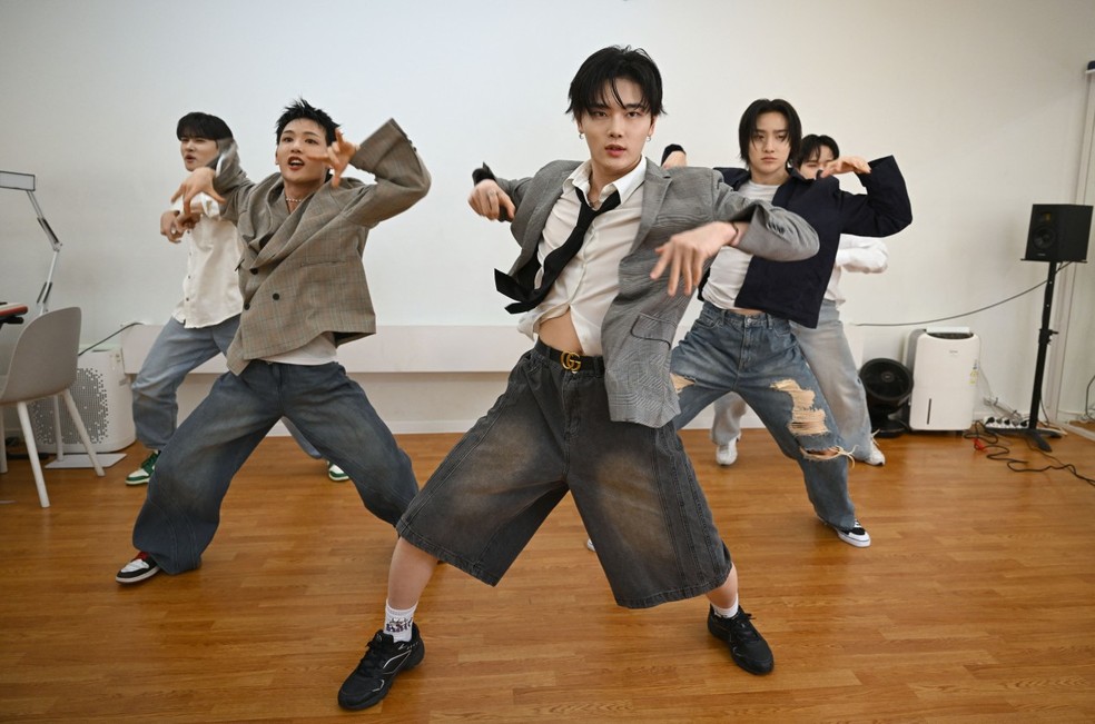 O grupo de K-pop 1Verse, formado pelo sino-americano Kenny, o japonês Aito, o laosiano-tailandês Nathan e Seok e Hyuk, da Coreia do Norte — Foto: Jung Yeon-je / AFP