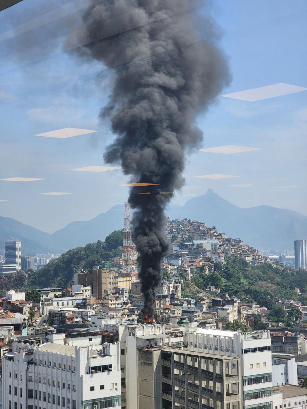 Incêndio atinge Hospital dos Servidores, no Rio