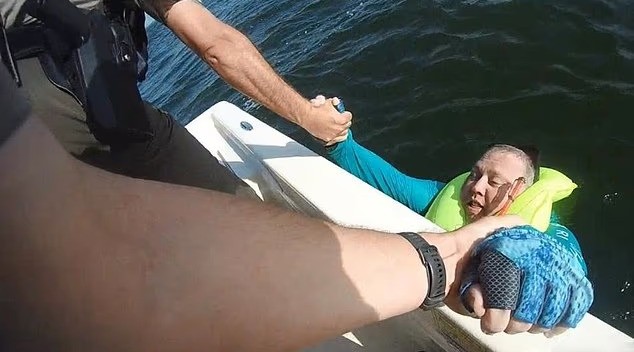 Pescador é resgatado após quase quatro horas em lago nos EUA ao acionar emergência pelo Apple Watch