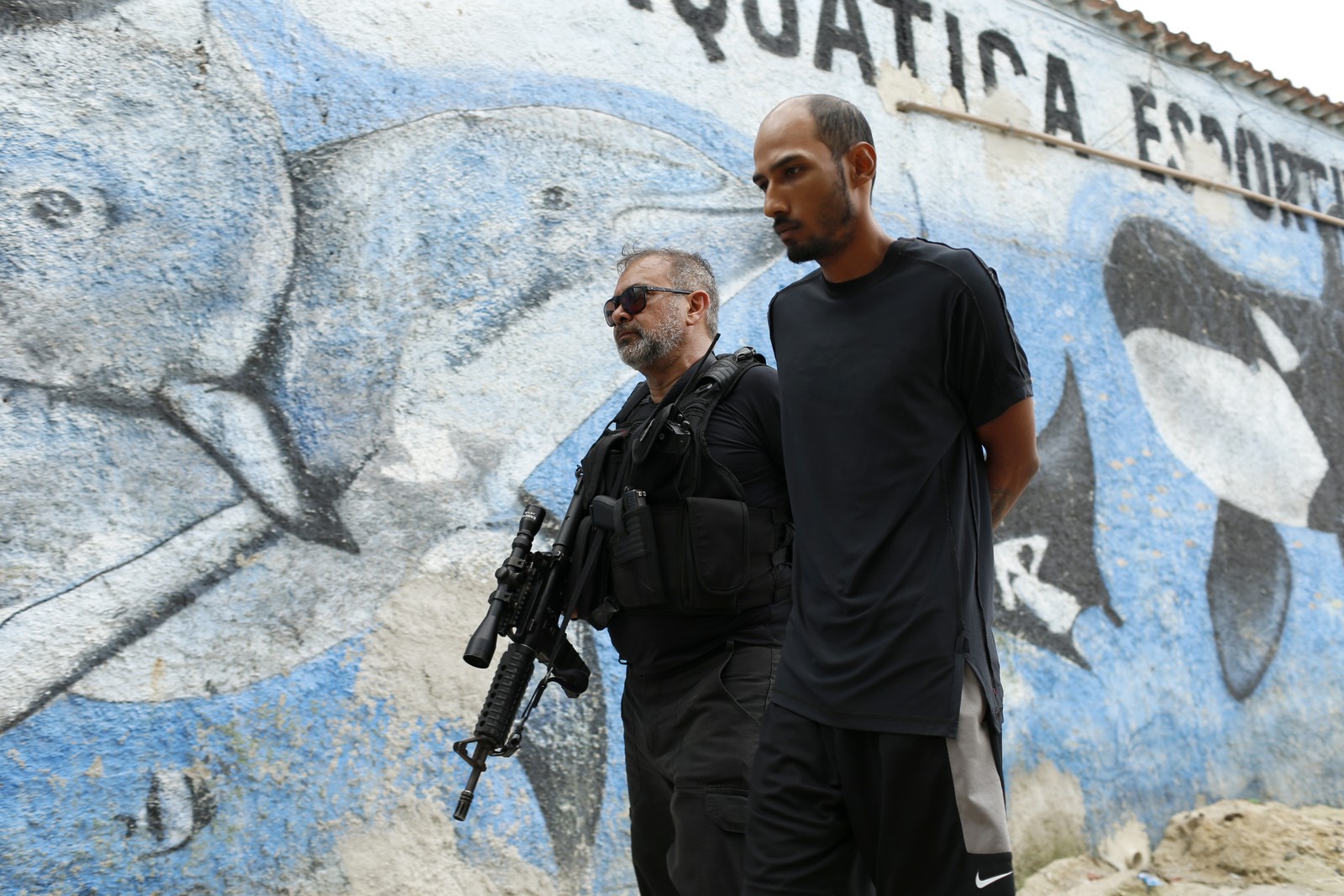 A polícia visa a cumprir mandados de prisão; um dos procurados foi detido — Foto: Fabiano Rocha/Agência O Globo