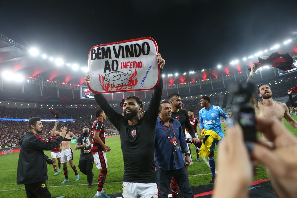 Gabigol comemora a classificação sobre o Atlético-MG com cartaz que fez alusão à sua frase — Foto: Alexandre Cassiano/Agência O Globo