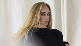 Adele reprime agressor homofóbico em show e viraliza
