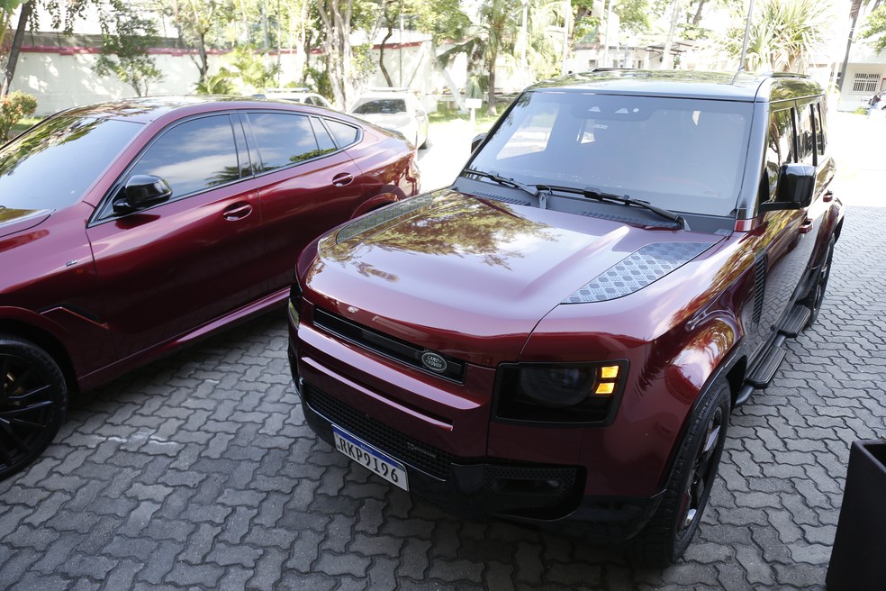 Carros apreendidos durante a operação — Foto: Fabiano Rocha/Agência O Globo