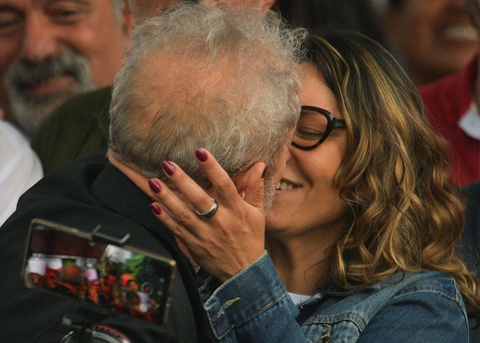 Lula beija sua namorada, Rosangela da Silva, após deixar, em 2019, a sede da Polícia Federal, onde cumpria pena por corrupção e lavagem de dinheiro, em Curitiba, no Paraná, Brasil. — Foto: CARL DE SOUZA / AFP
