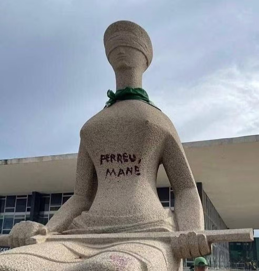 Estátua pichada no 8 de Janeiro com os dizeres 'Perdeu, mané'