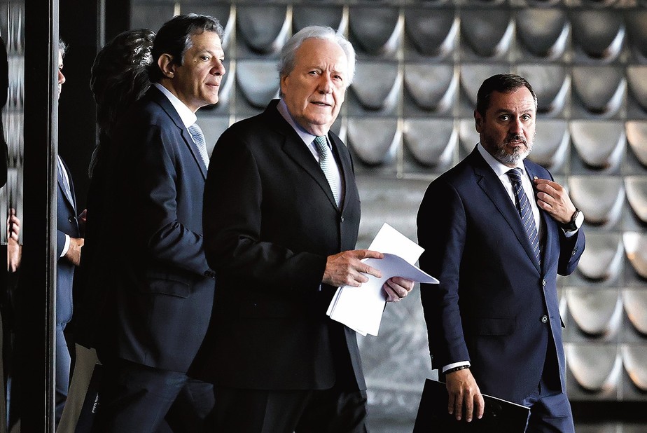 Lewandowski com Haddad e o diretor-geral da PF: ministro da Justiça reconheceu que governo está em minoria no Congresso nos debates sobre Segurança