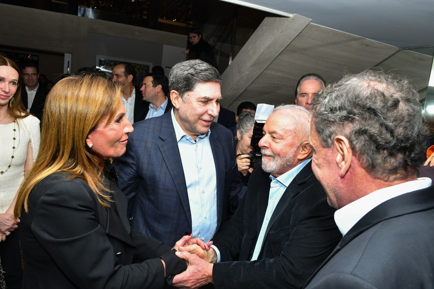 Lula cumprimenta Lucila Diniz e Luiz Trabuco em jantar promovido pelo Esfera em 2022