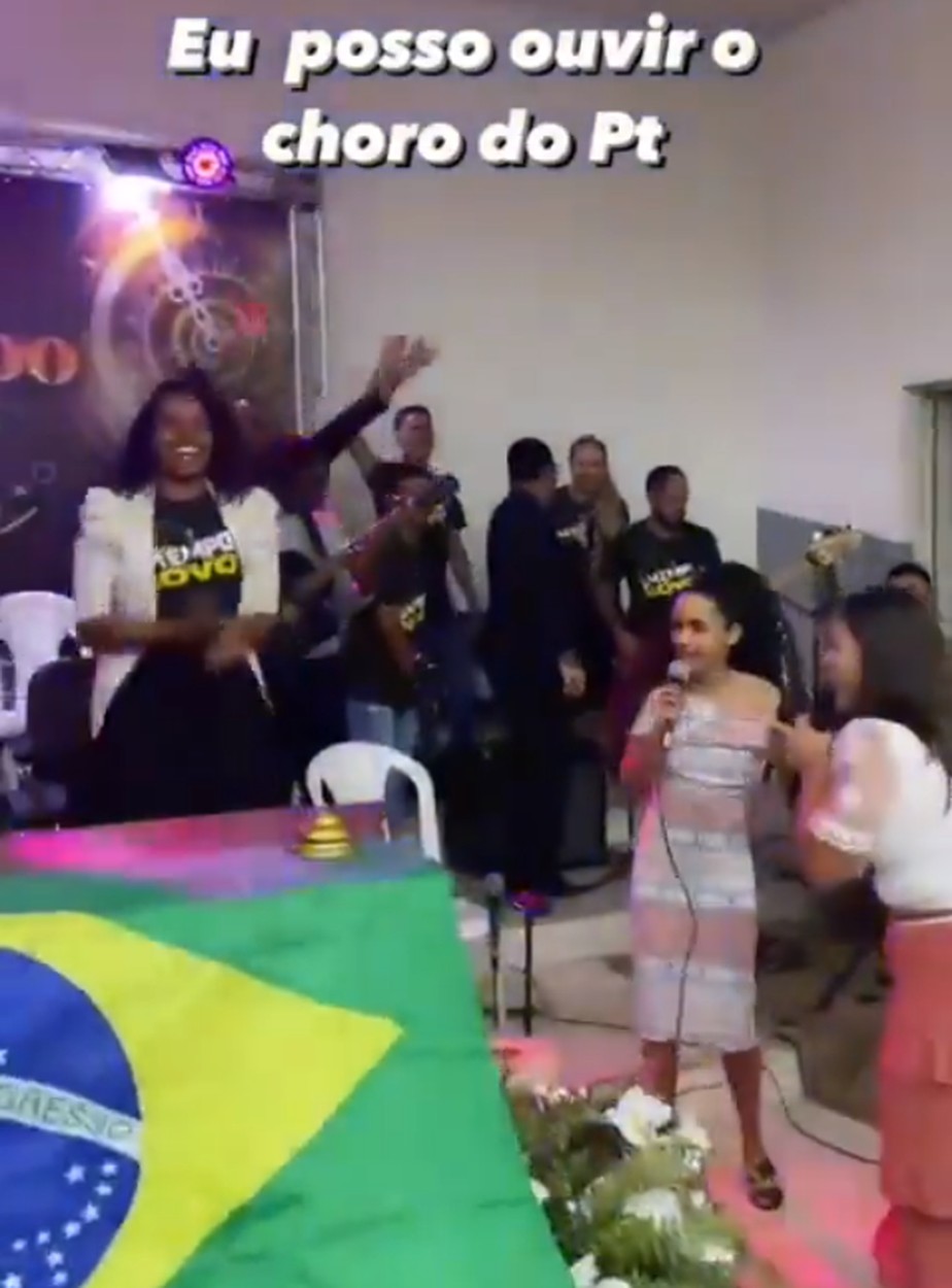 Jovens cantam música pró-Bolsonaro em púlpito de igreja de Goiás