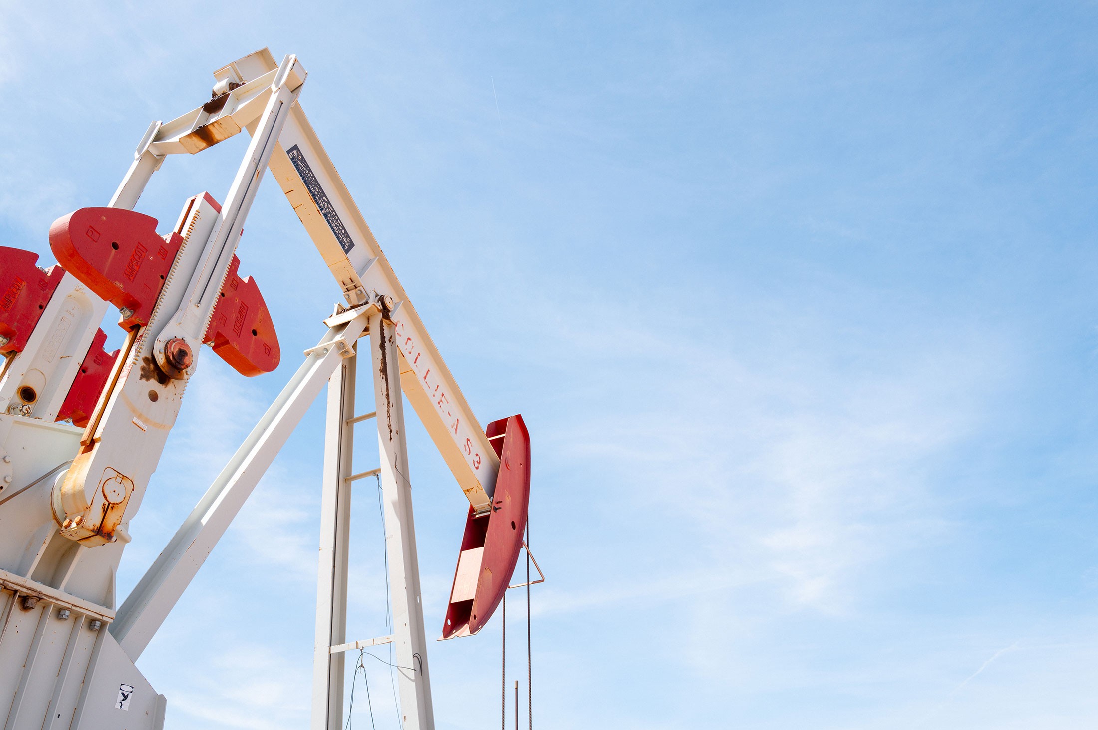 Petróleo é negociado acima de US$ 114, nível máximo desde maio, com novos ataques no Oriente Médio