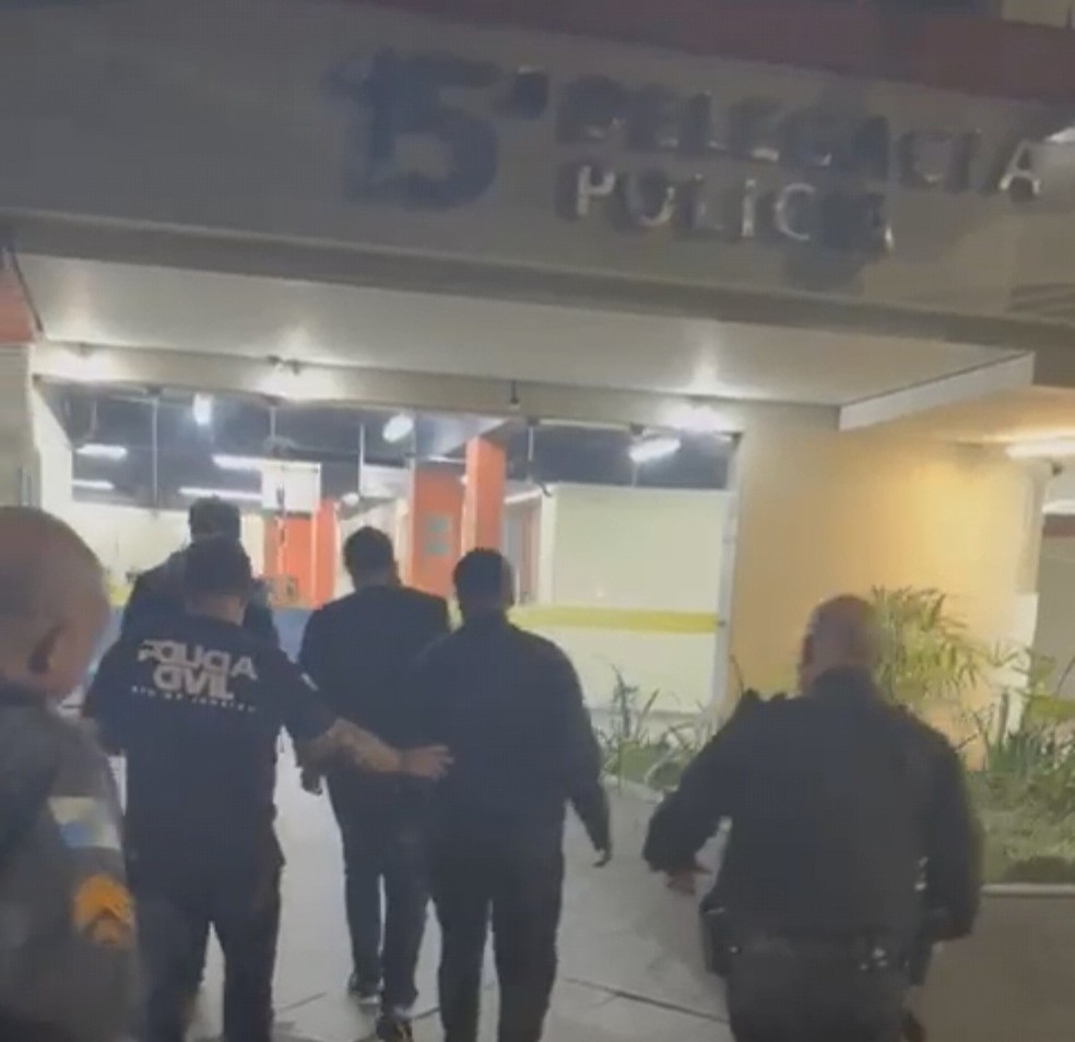 Policiais conduzem os presos para dlegacia — Foto: Reprodução